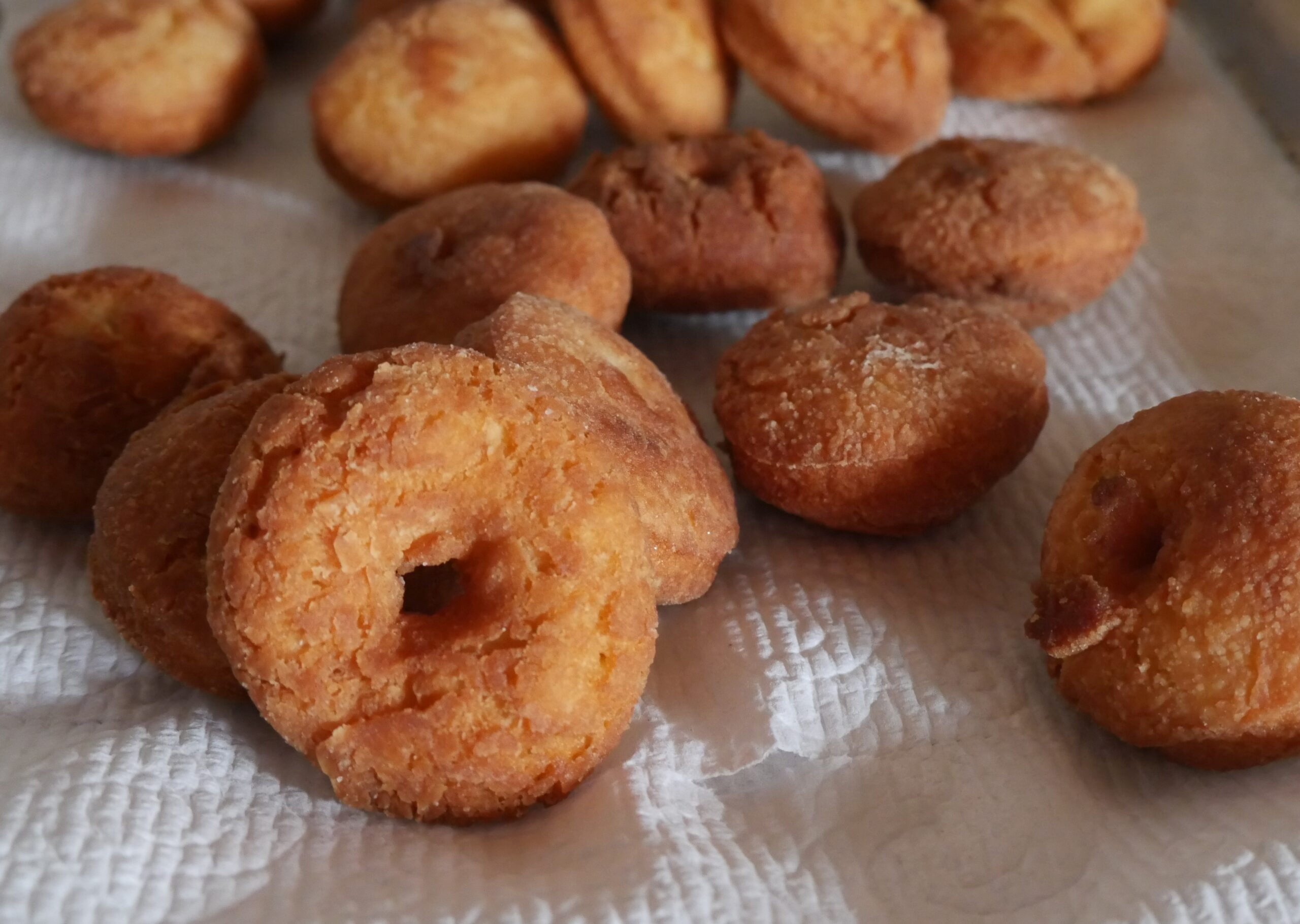 Image showcasing Donuts vs. Doughnuts - Hemmachef.com